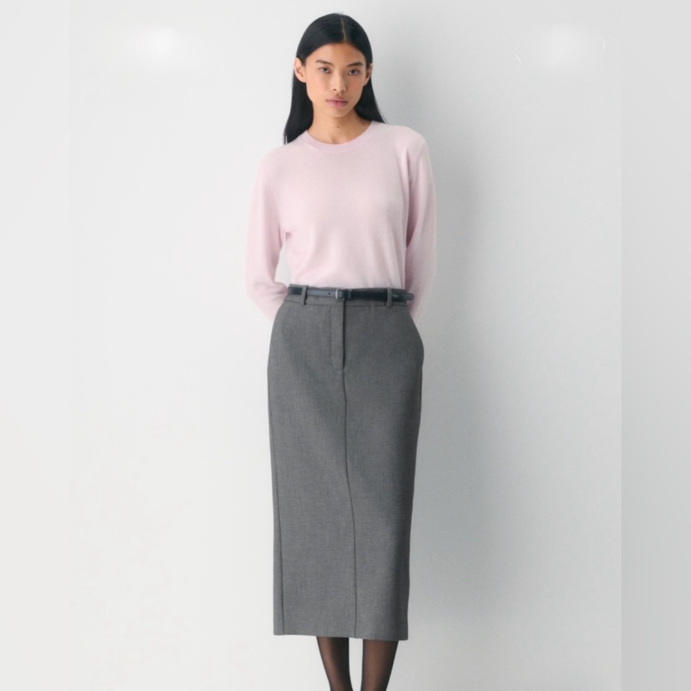 Aritzia cashmere crew magnolia nwt size medium READ